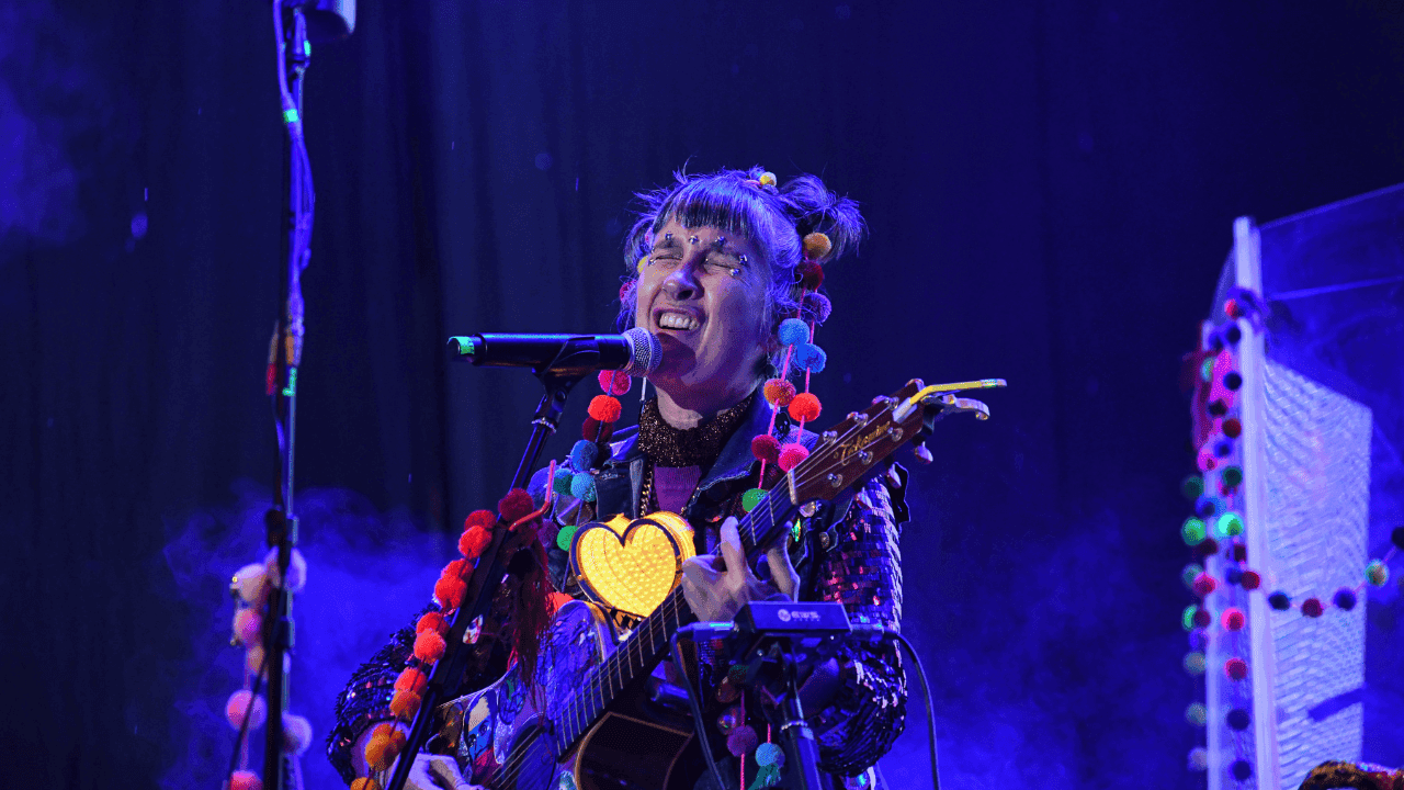 La icónica vocalista Andrea Echeverri interpreta una versión acústica de Bolero Falaz. Créditos Getty Images 