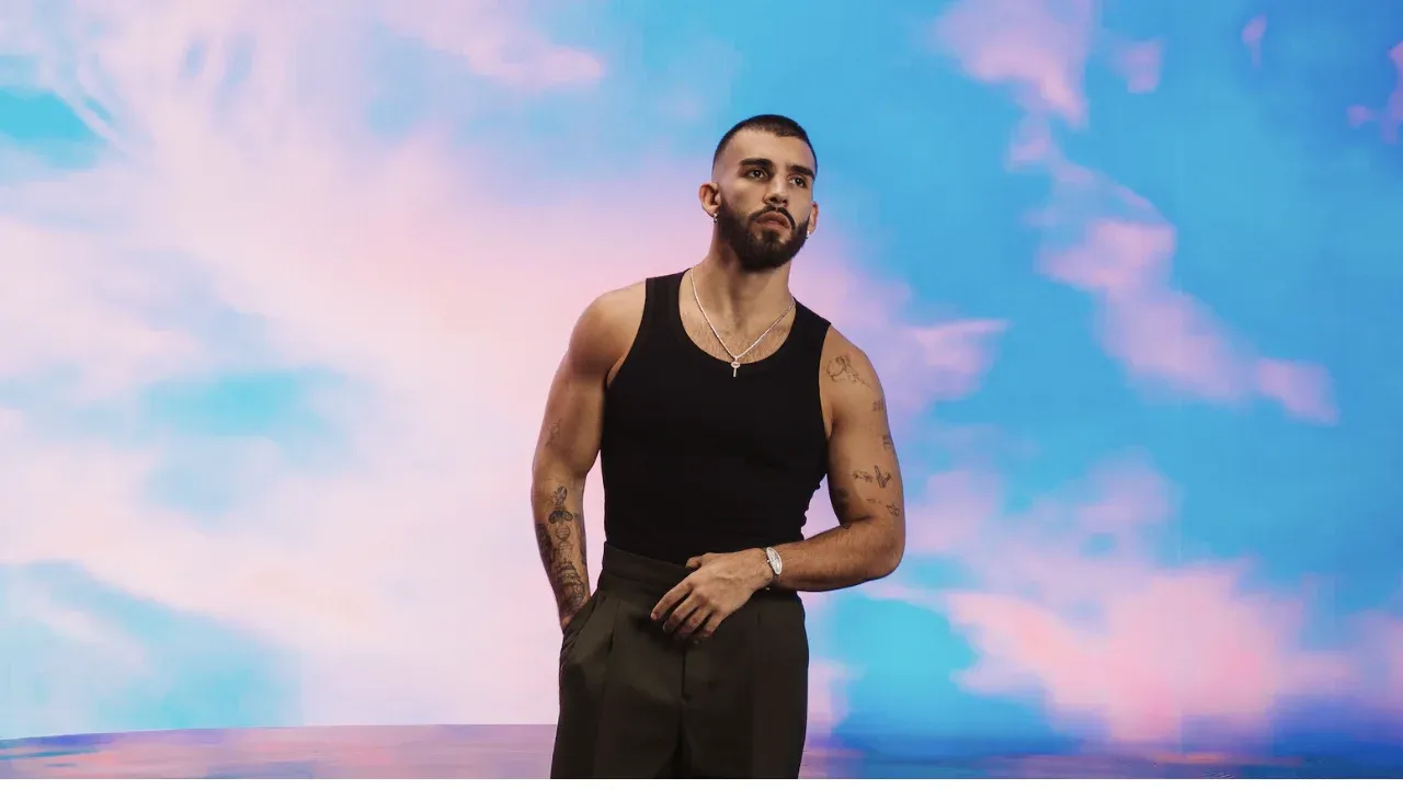 Manuel Turizo, el artista colombiano nominado al Latin GRAMMY®, regresa con "Por un pendejo no se llora (Salud, mi reina)", una bachata moderna que transforma el desamor en fuerza. - Créditos: Francisco Gonzalez “javishoot”