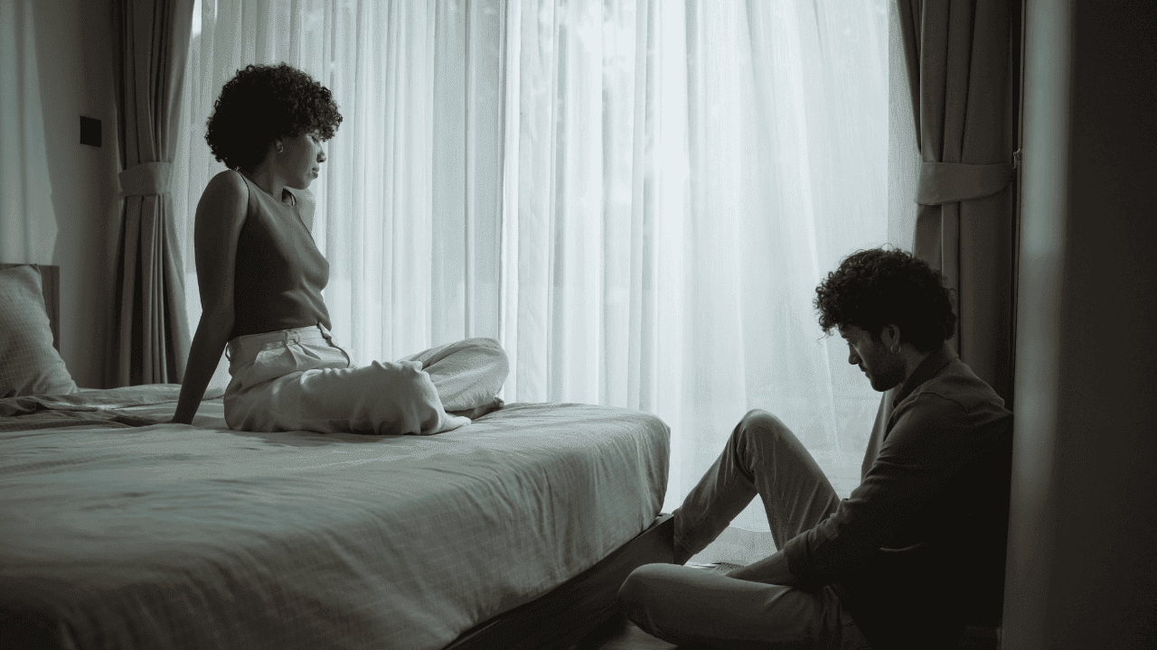 El duelo amoroso implica despedirse no solo de una persona, sino de los planes a futuro y la estructura cotidiana que sostenía la estabilidad emocional. - Créditos Getty Images 