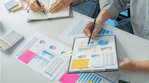 Solución de problemas: Un emprendedor evalúa cómo su producto responde a una necesidad cotidiana. Créditos: CANVA
