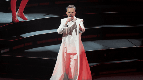 Canciones icónicas como "Amante Bandido" y "Si tú no vuelves" formarán parte del repertorio con el que el artista español busca reafirmar su vigencia en el mundo hispanohablante. Créditos:  Getty Images