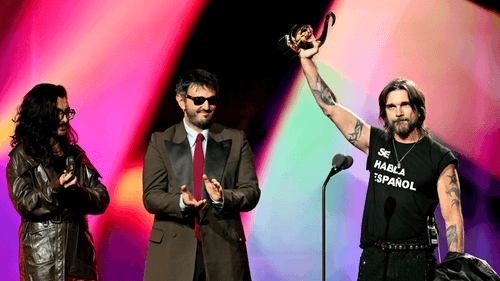 El grupo Morat entregó el premio a Juanes
