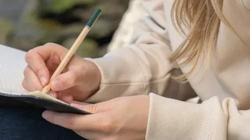 En la foto: Mujer escribiendo