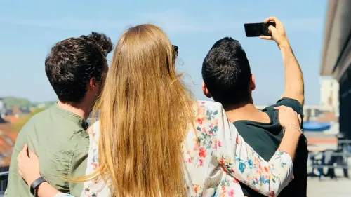En la foto; Grupo de jovenes tomando una selfie