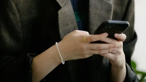 En la foto: Mujer usando el celular