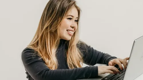 En la foto: Mujer usando equipo portatil