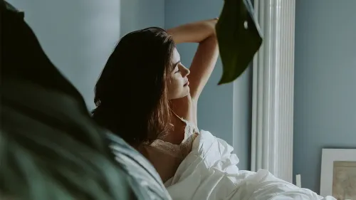 En la foto: Mujer despertando