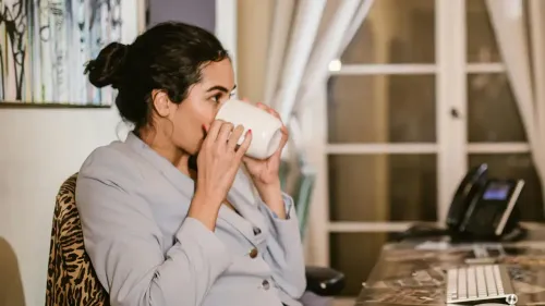 En la foto: Mujer tomando café