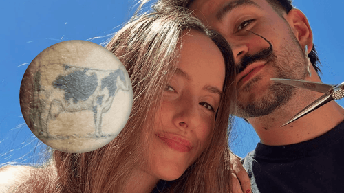 Izquierda: tatuaje de vaca. Derecha: Camilo y Evaluna